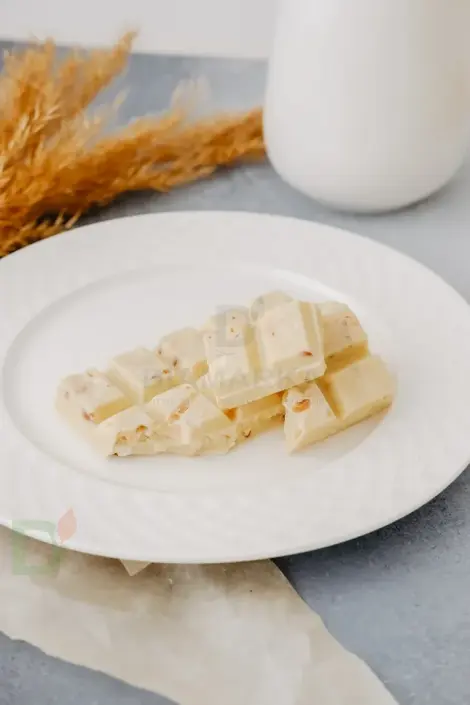 Шоколад белый с фундуком и кукурузными хлопьями CHIKALAB 100 гр